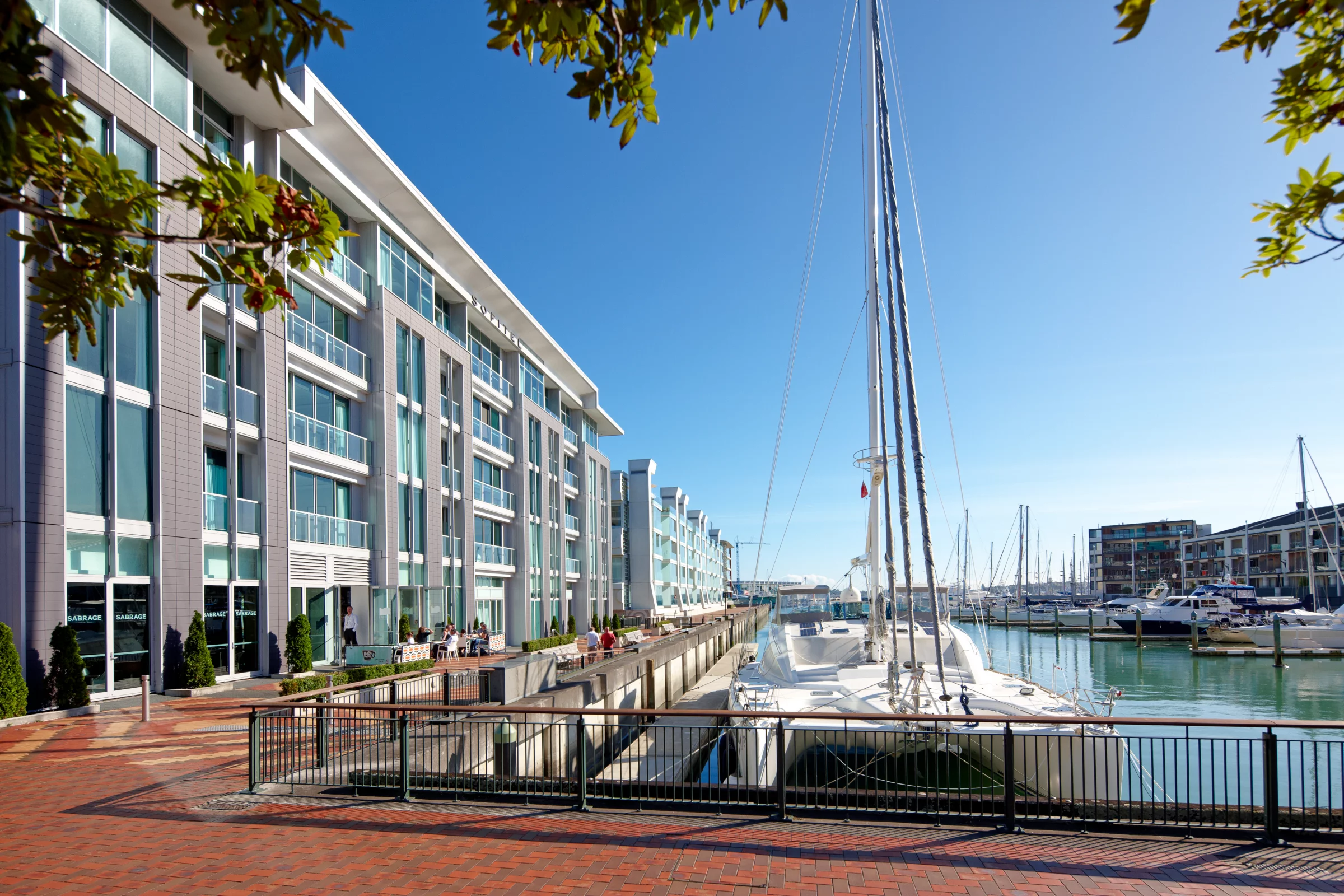 Fassade am Lighter Quay mit Yachten vor dem Haus