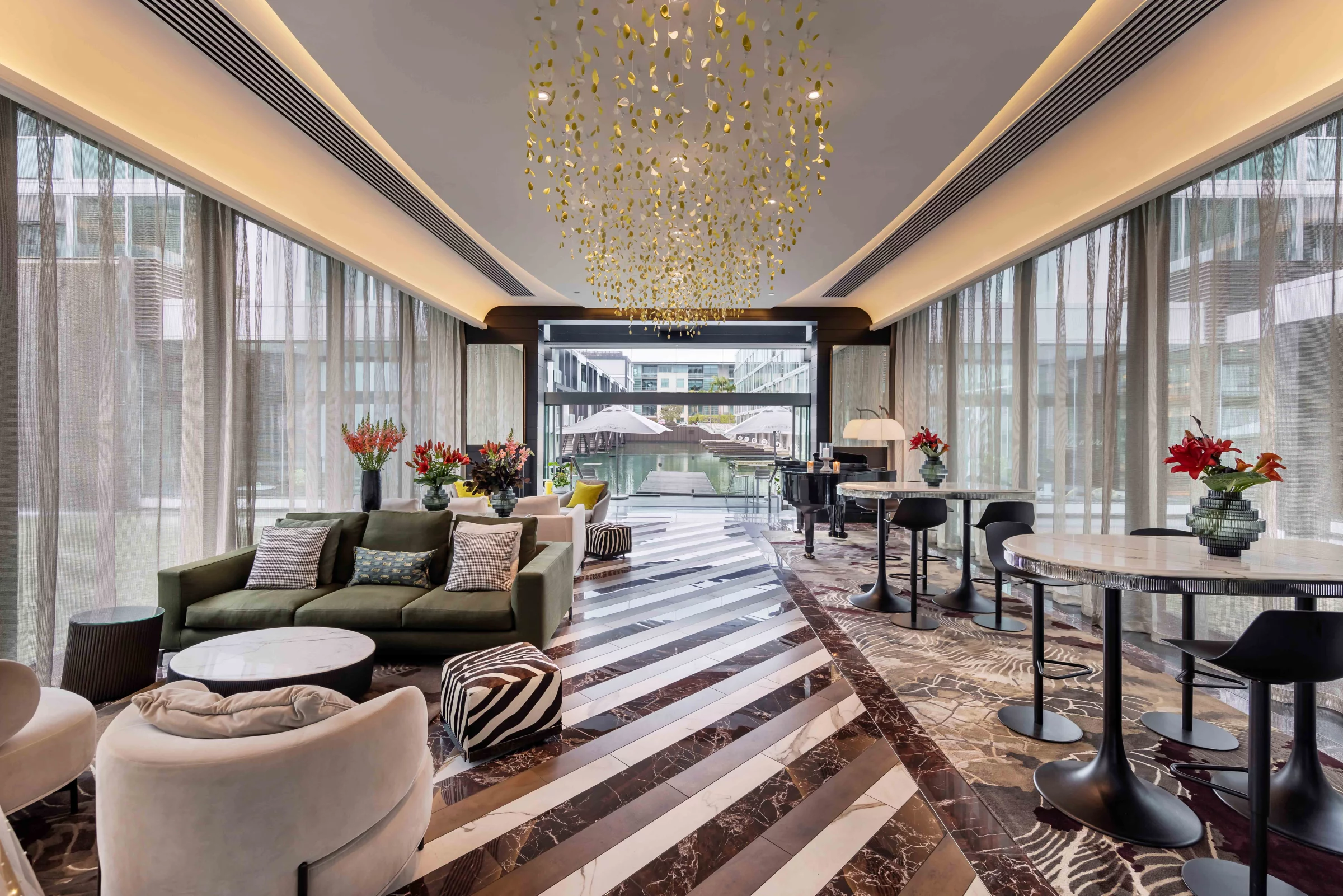 Lobby mit gestreiftem Marmorboden und Blick zum Wasser