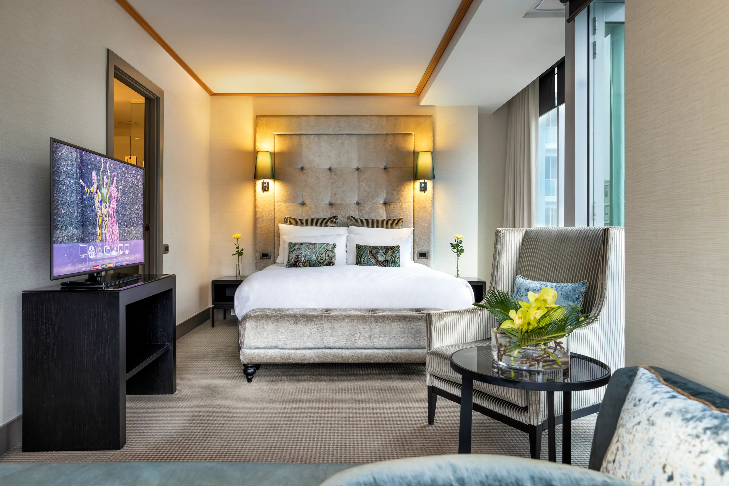 Zimmer mit Kingsize-Bett und bodentiefen Fenstern