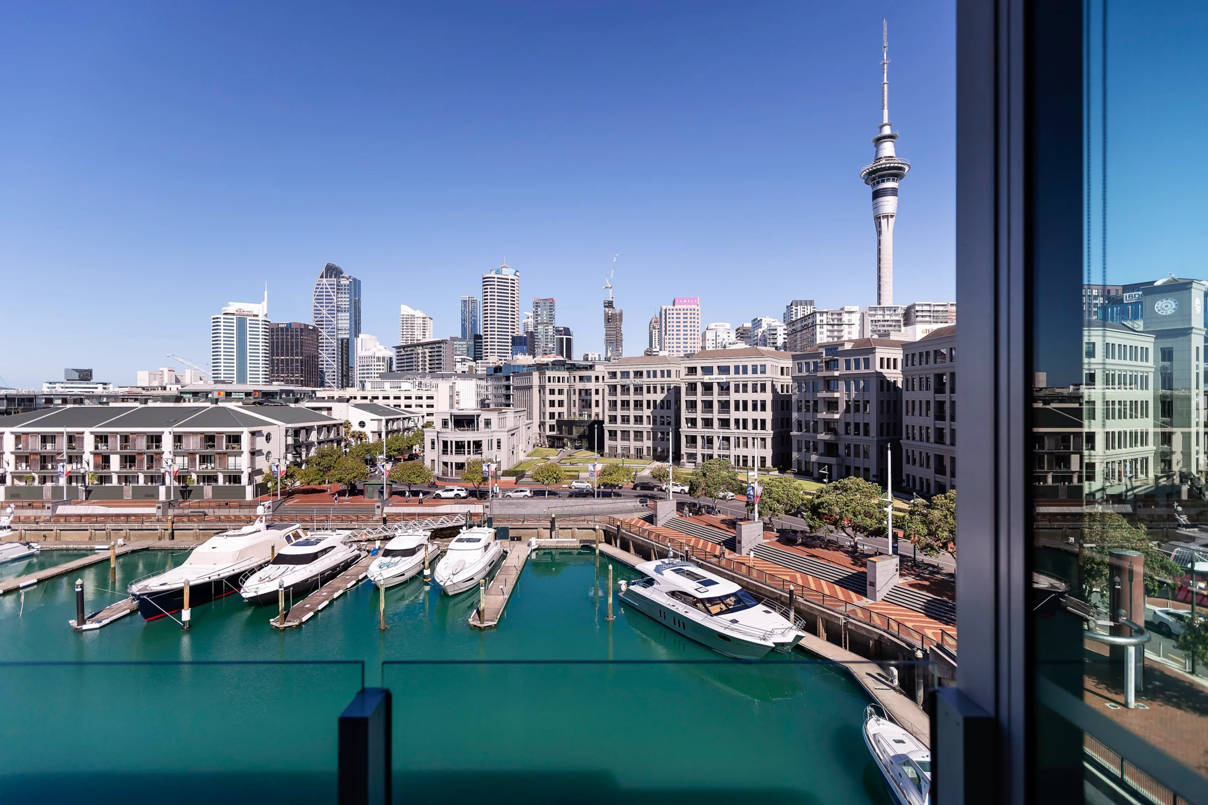 Blick vom Haus über die Marina zur Skyline mit Sky Tower
