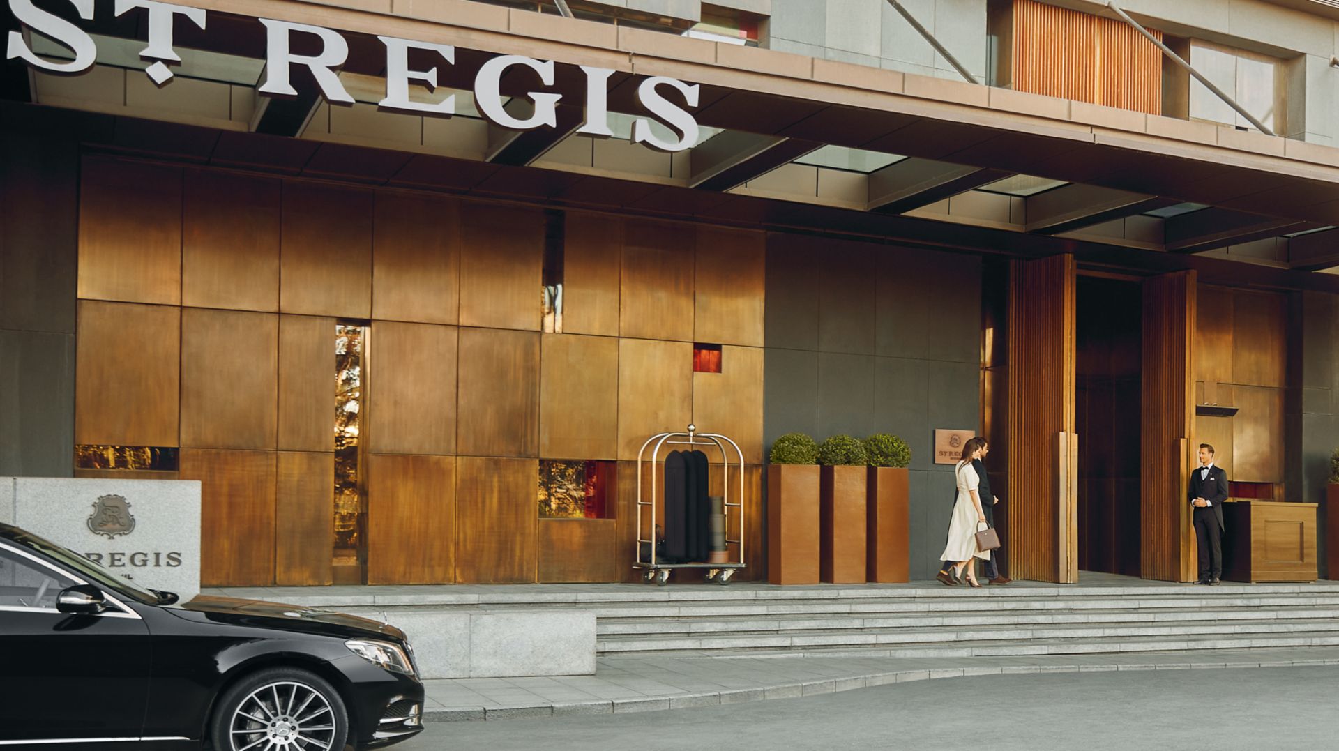 The St. Regis Istanbul – Hoteleingang mit Bronzefassade und Vorfahrt