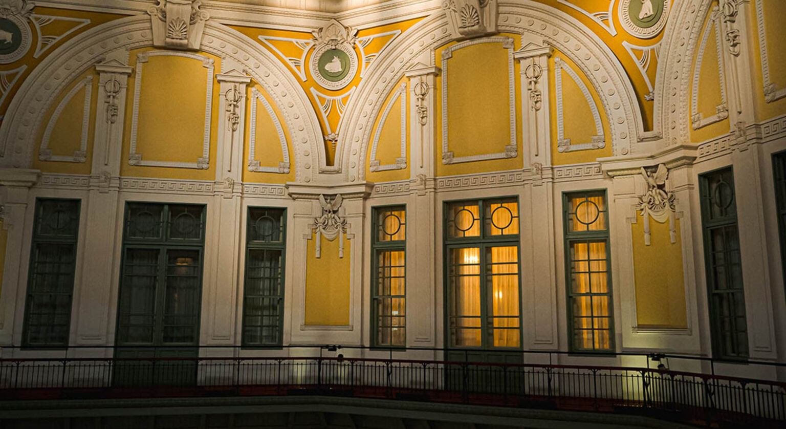 Restaurierte Bahnhofskuppel mit Reliefs – der Blick der Dome-Side-Zimmer