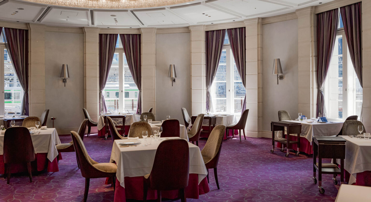 Restaurant Blanc Rouge mit Blick auf die Gleise