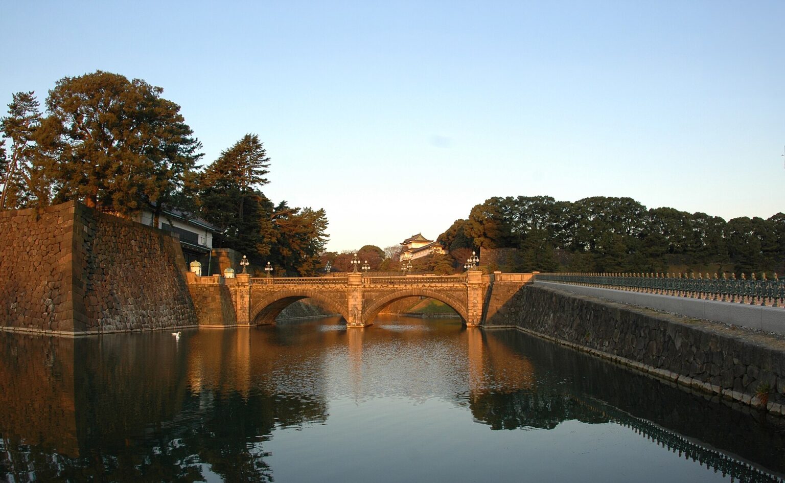 Nijubashi-Brücke am Kaiserpalast im Abendlicht, zehn Gehminuten vom Hotel
