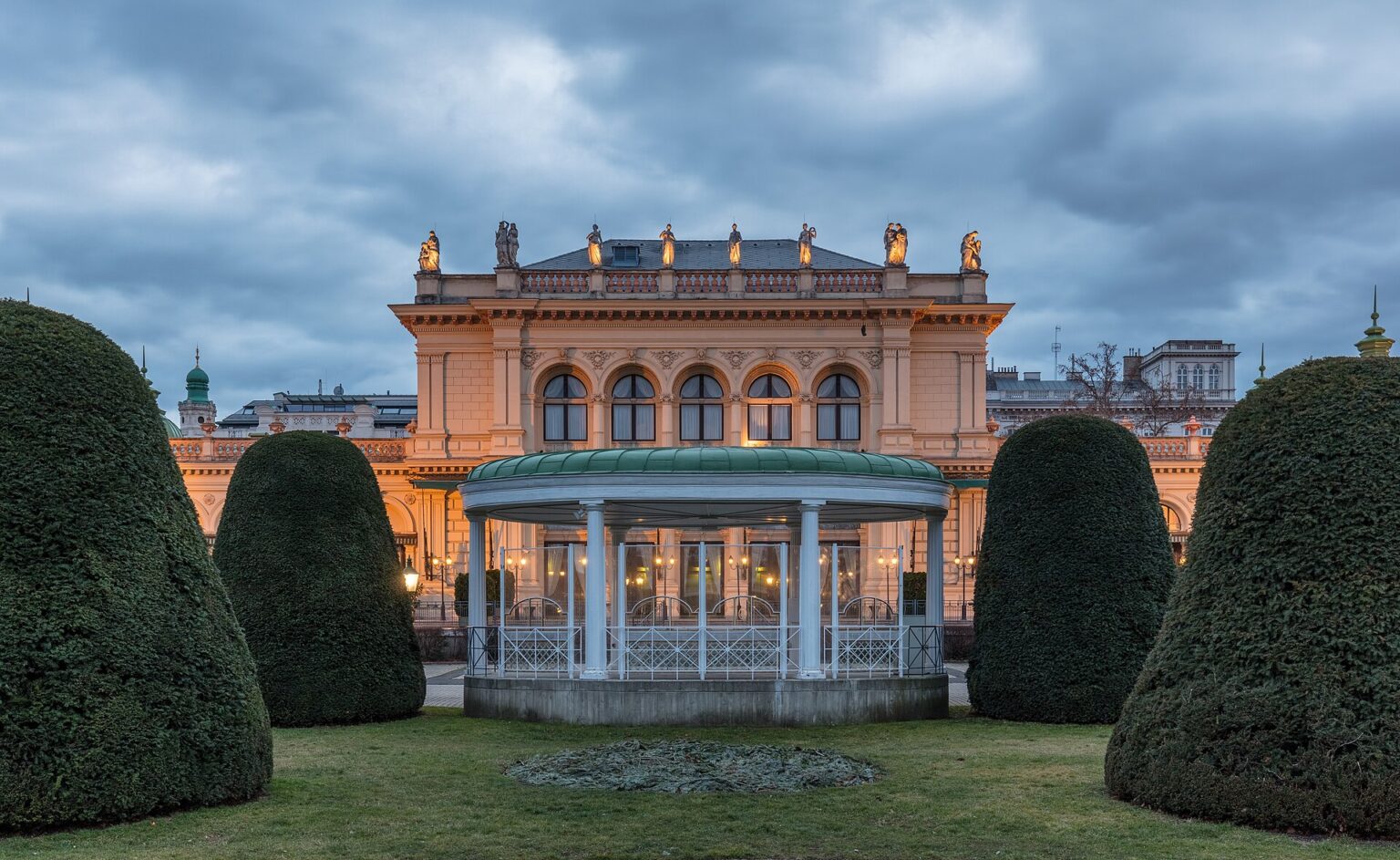 Kursalon Hübner im Stadtpark, gegenüber dem Hotel