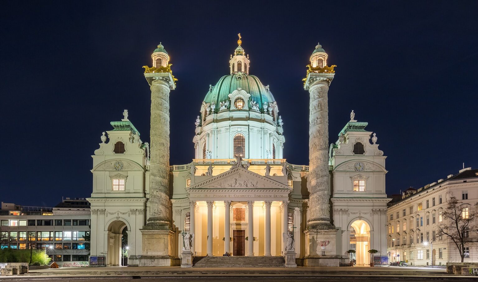 Karlskirche am Karlsplatz zur blauen Stunde