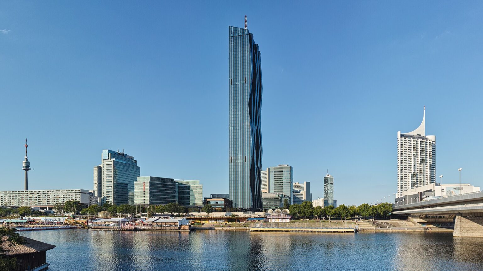 Donau City mit DC Tower 1, von der Donauinsel gesehen