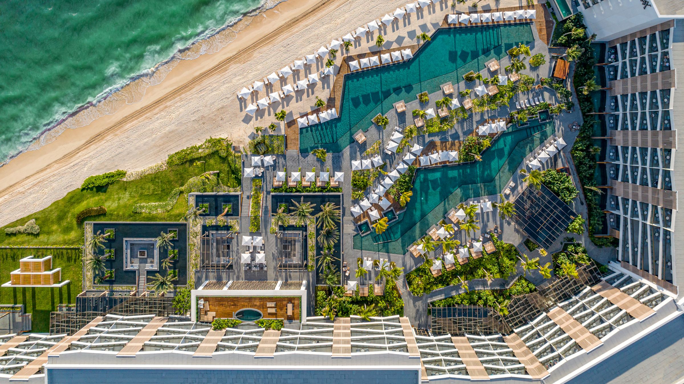 Waldorf Astoria Riviera Maya – Luftaufnahme der Poollandschaft direkt am Strand