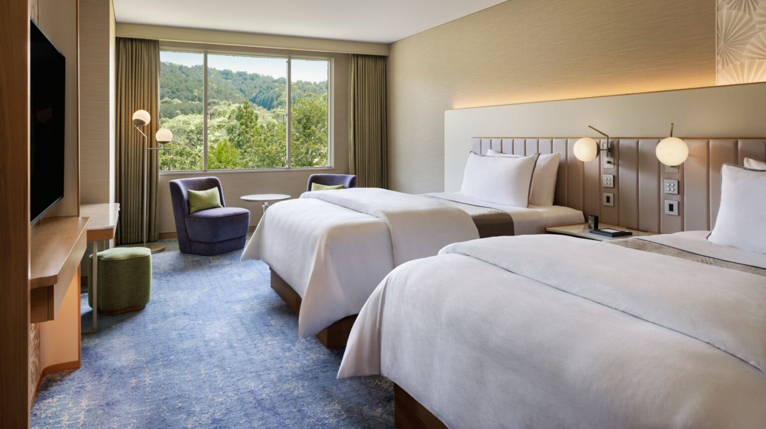 Gästezimmer im Haupthaus mit Blick ins Grüne