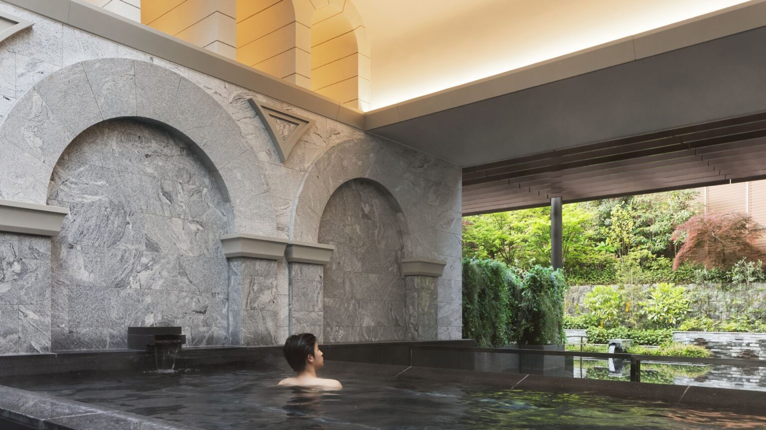 Halb offenes Thermalbad im Spa Kacho