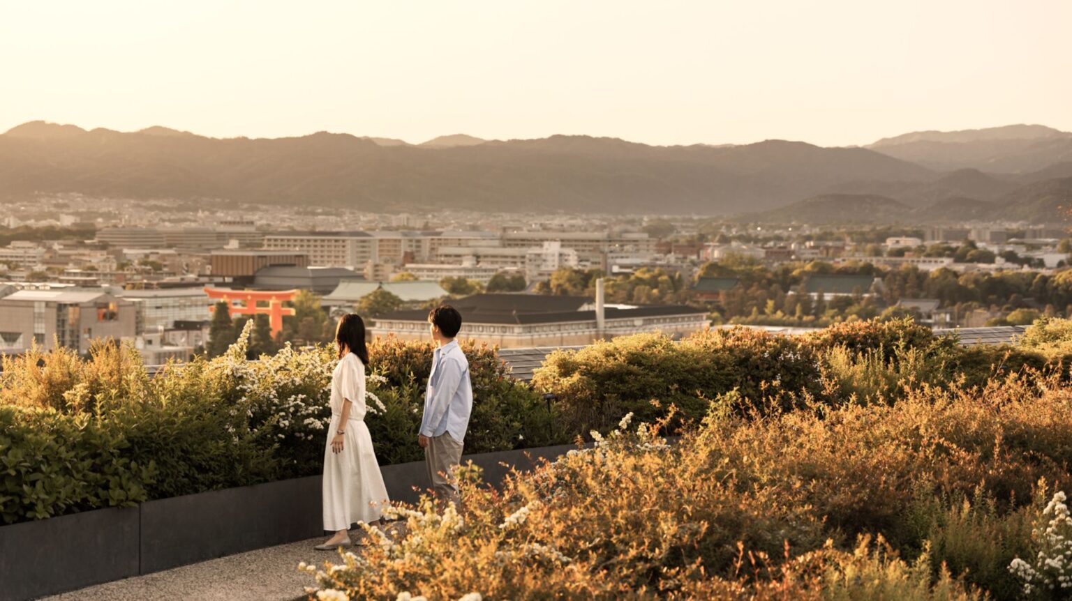 Dachgarten mit Blick auf den Heian-Schrein und die Stadt